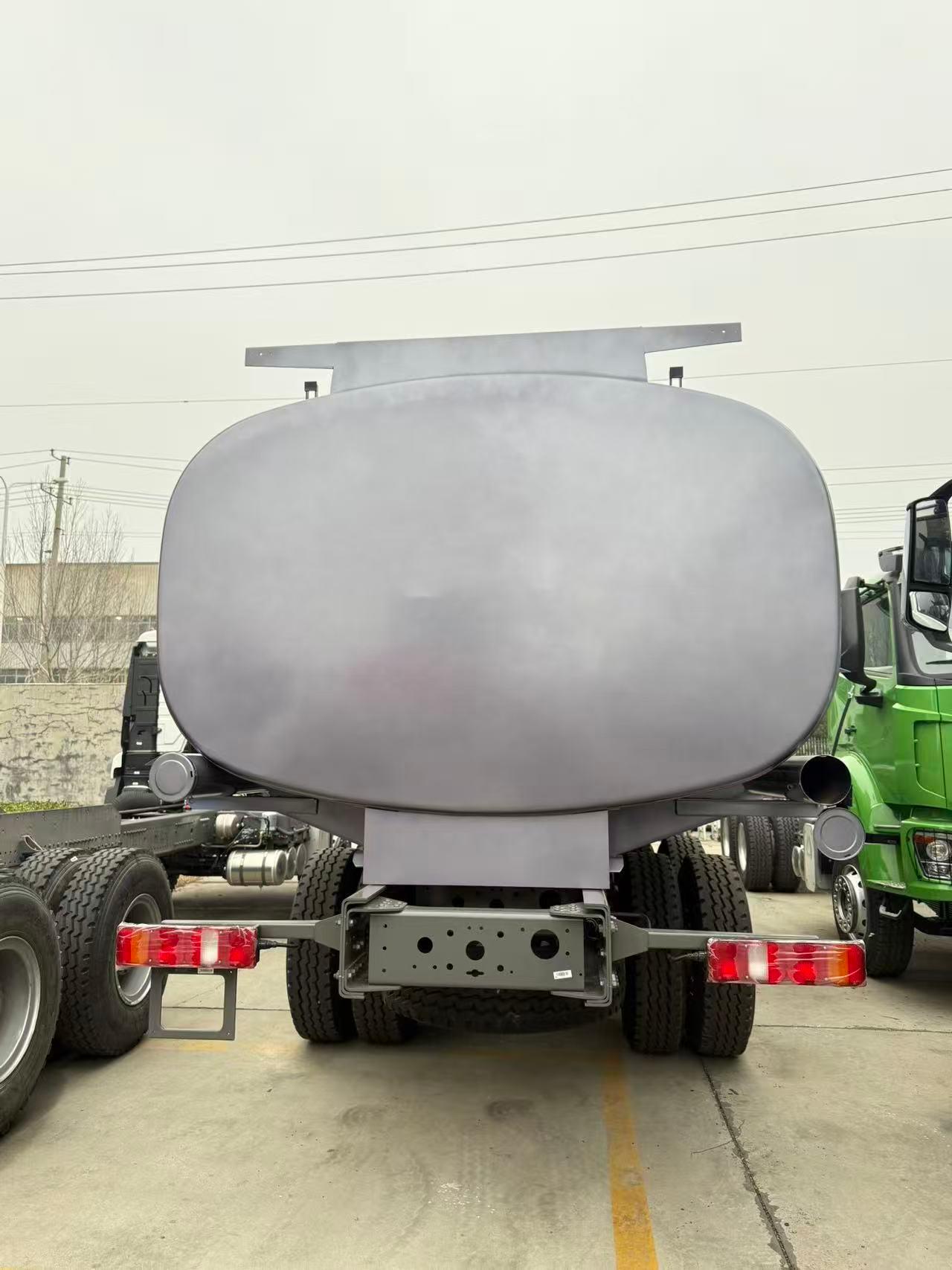 HOWO NX 8×4 Fuel tank truck