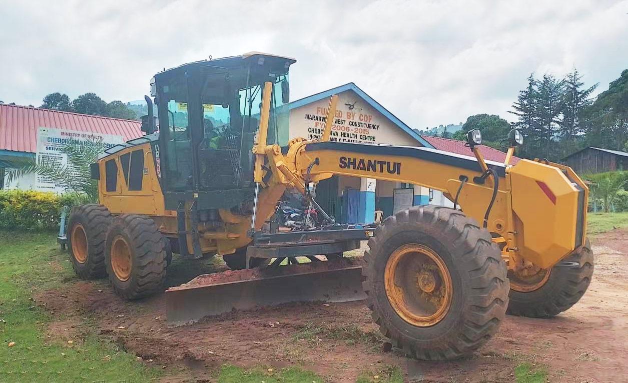 Road renovation by SG17-B6 grader in Kenya