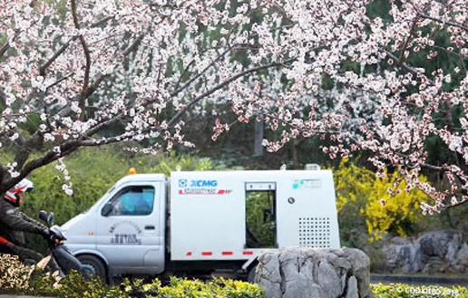 XCMG road maintenance vehicle operating in a scenic area in East China
